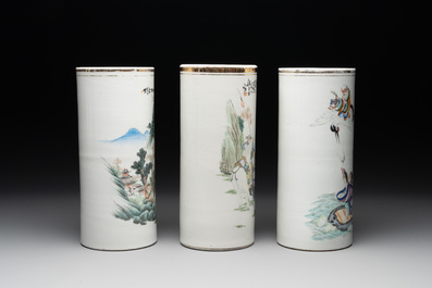 A varied collection of 14 Chinese famille rose and monochrome wares, 19/20th C.