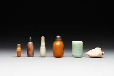 A collection of 12 Chinese snuff bottles and a jade pendant, Chenghua mark, 18/20th C.