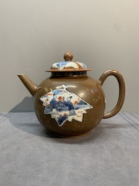 A Chinese famille rose ruby-back 'mandarin ducks' plate and a large capucin-brown-ground Imari-style teapot, 18/19th C.