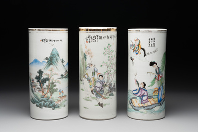 A varied collection of 14 Chinese famille rose and monochrome wares, 19/20th C.