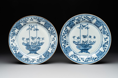 A Chinese blue and white tureen, a teapot and two dishes, Yongzheng/Qianlong