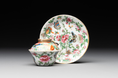 A varied collection of 14 Chinese famille rose and monochrome wares, 19/20th C.