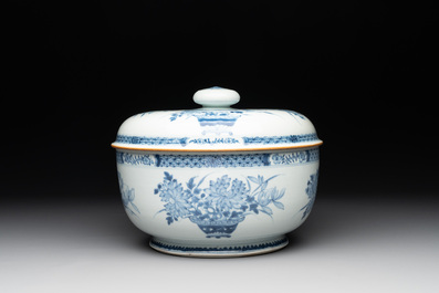 A Chinese blue and white tureen, a teapot and two dishes, Yongzheng/Qianlong