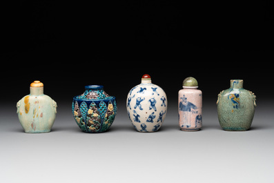 Five Chinese porcelain snuff bottles and a covered '100 boys' box, Kangxi mark, 19/20th C.