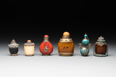 A collection of 12 Chinese snuff bottles, Qianli 千里 mark, 19/20th C.