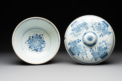 A Chinese blue and white tureen, a teapot and two dishes, Yongzheng/Qianlong