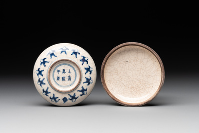 Five Chinese porcelain snuff bottles and a covered '100 boys' box, Kangxi mark, 19/20th C.