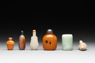 A collection of 12 Chinese snuff bottles and a jade pendant, Chenghua mark, 18/20th C.