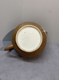 A Chinese famille rose ruby-back 'mandarin ducks' plate and a large capucin-brown-ground Imari-style teapot, 18/19th C.