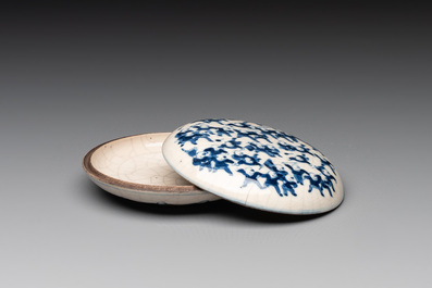 Five Chinese porcelain snuff bottles and a covered '100 boys' box, Kangxi mark, 19/20th C.