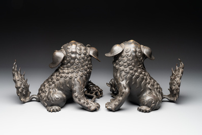 A pair of fine Chinese bronze Buddhist lions, 17/18th C.