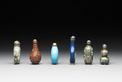 Six Chinese cloisonn&eacute; snuff bottles, 19/20th C.