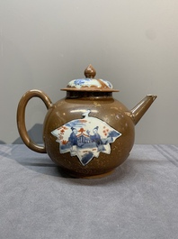 A Chinese famille rose ruby-back 'mandarin ducks' plate and a large capucin-brown-ground Imari-style teapot, 18/19th C.