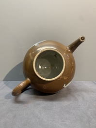 A Chinese famille rose ruby-back 'mandarin ducks' plate and a large capucin-brown-ground Imari-style teapot, 18/19th C.