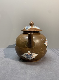 A Chinese famille rose ruby-back 'mandarin ducks' plate and a large capucin-brown-ground Imari-style teapot, 18/19th C.