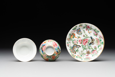A varied collection of 14 Chinese famille rose and monochrome wares, 19/20th C.