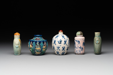 Five Chinese porcelain snuff bottles and a covered '100 boys' box, Kangxi mark, 19/20th C.