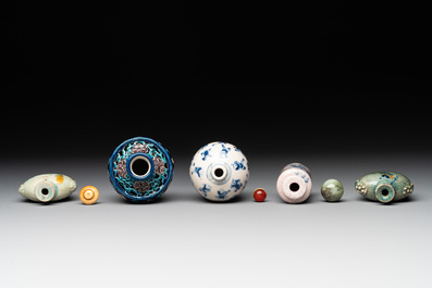Five Chinese porcelain snuff bottles and a covered '100 boys' box, Kangxi mark, 19/20th C.