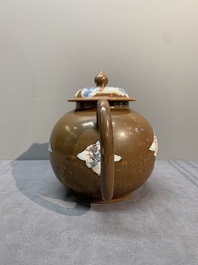 A Chinese famille rose ruby-back 'mandarin ducks' plate and a large capucin-brown-ground Imari-style teapot, 18/19th C.