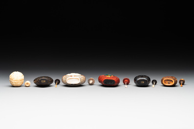 A collection of 12 Chinese snuff bottles, Qianli 千里 mark, 19/20th C.