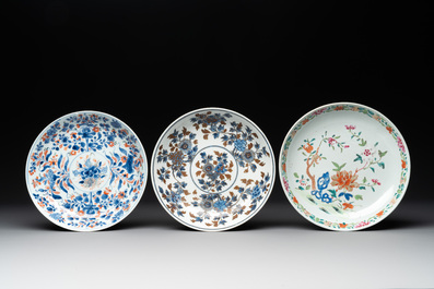 A collection of 17 Chinese blue and white, famille rose and Imari-style wares, Kangxi/Qianlong