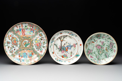 A varied collection of 14 Chinese famille rose and monochrome wares, 19/20th C.
