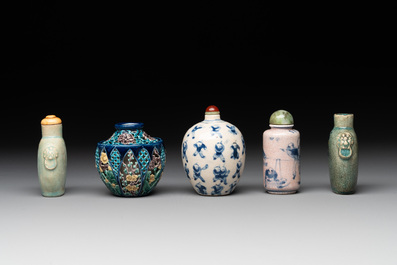 Five Chinese porcelain snuff bottles and a covered '100 boys' box, Kangxi mark, 19/20th C.