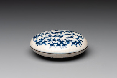 Five Chinese porcelain snuff bottles and a covered '100 boys' box, Kangxi mark, 19/20th C.