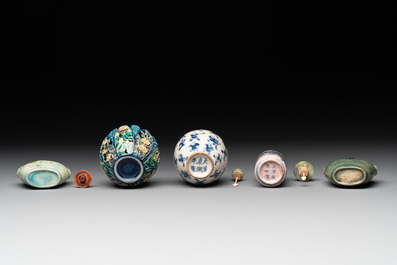 Five Chinese porcelain snuff bottles and a covered '100 boys' box, Kangxi mark, 19/20th C.