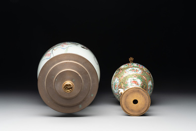 A varied collection of 14 Chinese famille rose and monochrome wares, 19/20th C.