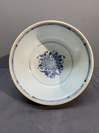 A Chinese blue and white tureen, a teapot and two dishes, Yongzheng/Qianlong