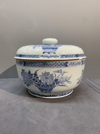 A Chinese blue and white tureen, a teapot and two dishes, Yongzheng/Qianlong