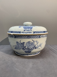 A Chinese blue and white tureen, a teapot and two dishes, Yongzheng/Qianlong