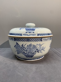 A Chinese blue and white tureen, a teapot and two dishes, Yongzheng/Qianlong