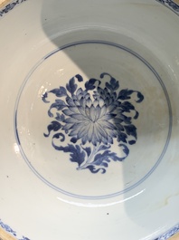 A Chinese blue and white tureen, a teapot and two dishes, Yongzheng/Qianlong