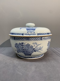 A Chinese blue and white tureen, a teapot and two dishes, Yongzheng/Qianlong