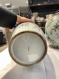 A Chinese famille rose vase and a famille verte jar with wooden cover, signed Mao Zirong 毛子榮, 19th C.