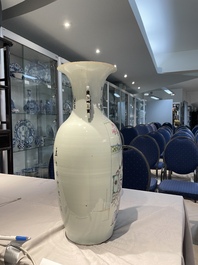 A Chinese famille rose vase and a famille verte jar with wooden cover, signed Mao Zirong 毛子榮, 19th C.