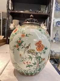 A Chinese famille rose vase and a famille verte jar with wooden cover, signed Mao Zirong 毛子榮, 19th C.