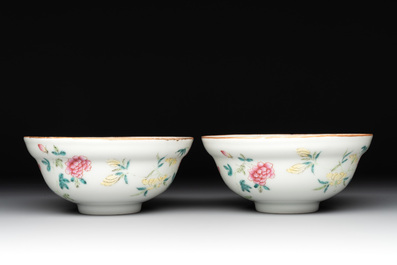 A pair of Chinese famille rose bowls with floral design, Guangxu mark, 20th C.