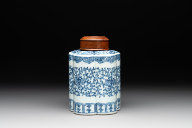 A Chinese blue and white tea caddy with wooden cover and a bird feeder, Xuande mark, 19th C.