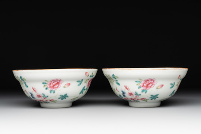 A pair of Chinese famille rose bowls with floral design, Guangxu mark, 20th C.