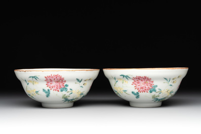 A pair of Chinese famille rose bowls with floral design, Guangxu mark, 20th C.