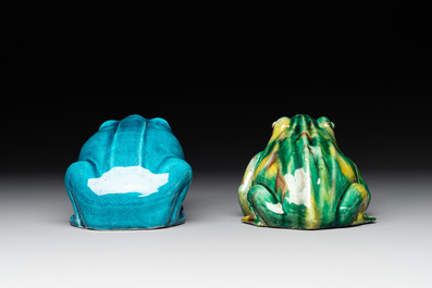 Two Chinese monochrome-glazed vases and two frogs, 19th C.