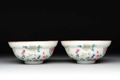 A pair of Chinese famille rose bowls with floral design, Guangxu mark, 20th C.