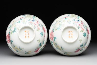 A pair of Chinese famille rose bowls with floral design, Guangxu mark, 20th C.