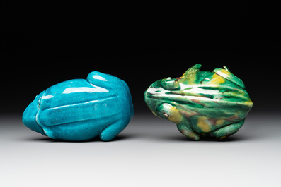 Two Chinese monochrome-glazed vases and two frogs, 19th C.