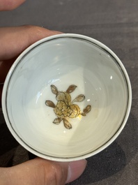A fine Chinese gilt-decorated grisaille 'Feng Yi Ting 鳳儀亭' cup and saucer, Yongzheng