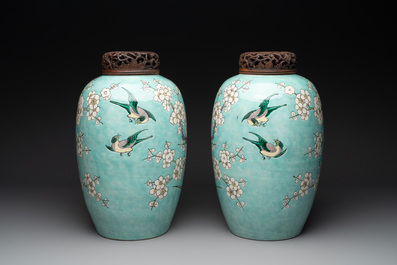 A pair of fine Chinese famille verte turquoise-ground 'magpie and prunus' jars with reticulated wooden covers, 19th C.