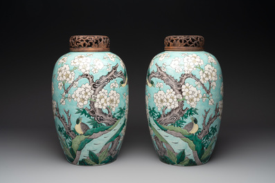 A pair of fine Chinese famille verte turquoise-ground 'magpie and prunus' jars with reticulated wooden covers, 19th C.
